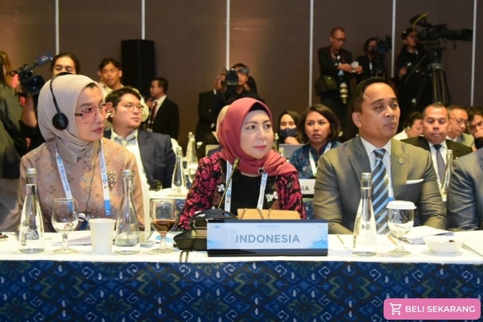 Anggota BKSAP DPR RI Himmatul Aliyah (tengah) saat mengikuti rangkaian agenda Pertemuan Parlemen dalam rangka Forum Air Dunia ke-10, Nusa Dua, Bali, Selasa (21/5/2024).