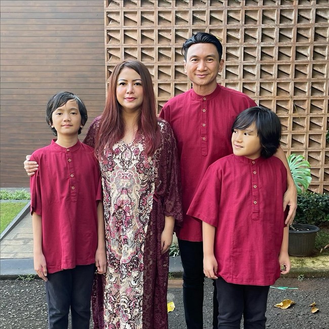 Anji dan Wina Natalia menikah pada Juli 2012 dan telah dikaruniai dua putra.  Foto: Instagram/@winatalia