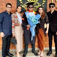 Hubungan mereka juga harmonis dengan mantan pasangan masing-masing. Anji diketahui pernah dekat dengan aktris Sheila Marcia, sementara Wina masih berhubungan baik dengan mantan suaminya, Wishnutama. Foto: Instagram/@winatalia