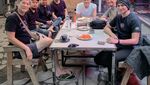 Anji Manji Pamerkan Momen Makan BBQ Saat Camping di Puntang