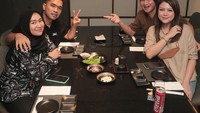 Anji dan istri juga pernah menikmati shabu-shabu bersama Putra Siregar dan sang istri. Mereka menikmatinya di sebuah restoran. Foto: Instagram @duniamanji