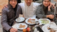 Bersama Putra Siregar dan pasangannya, begini momen Anji makan di sebuah restoran hotel saat sedang menunaikan ibadah umroh. Mereka menyantap beragam hidangan, termasuk salad dan buah segar. Foto: Instagram @duniamanji