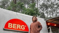 Selain menjadi musisi, ternyata kini Anji dikenal sebagai pebisnis. Ia diketahui mengelola Berg Puntang yang bekerjasama dengan Perhutani. Foto: Instagram @duniamanji
