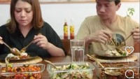 Ini momen makan Anji dengan Wina Natalia. Mereka tampak menikmati nasi dengan beberapa jenis lauk masakan rumahan. Foto: Instagram @duniamanji