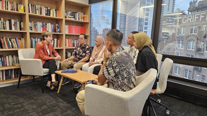 Asisten Menteri Perubahan Iklim dan Energi Senator Hon Jennny McAllister berbincang dengan media di kantornya.