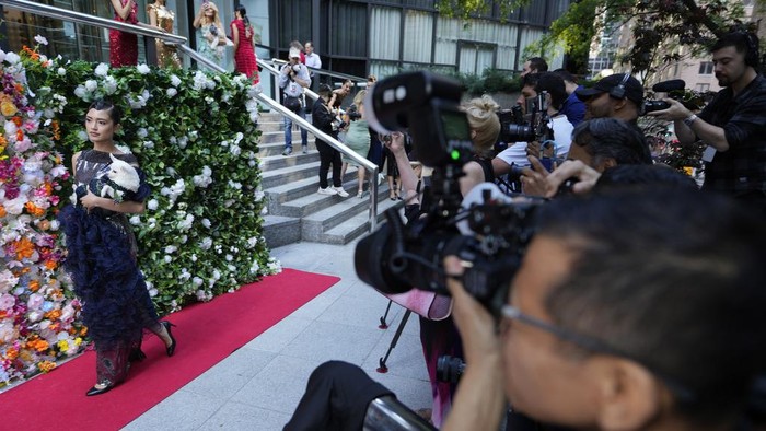 Bak Model, Begini Aksi Lucu Anjing di Pet Gala A dog and model attend the Pet Gala fashion show at AKC Museum of The Dog on Monday, May 20, 2024, in New York. (Photo by Charles Sykes/Invision/AP)