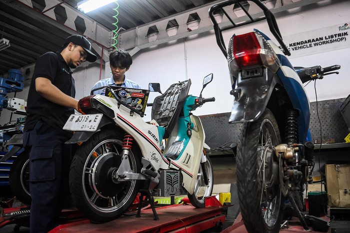 Konversi motor listrik. Foto: Antara Foto/Sulthony Hasanuddin