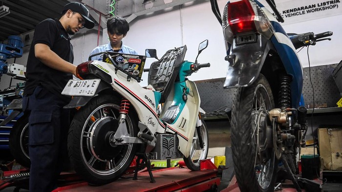 Mahasiswa mengonversi motor konvensional menjadi motor listrik di bengkel motor listrik Institut Teknologi PLN (ITPLN), Jakarta, Rabu (22/5/2024). Bengkel tersebut menjadi pusat pengembangan dan penelitian mahasiswa jurusan teknik elektro dan teknik mesin ITPLN yang juga melayani konversi motor bagi masyarakat umum dengan biaya Rp15 sampai Rp17 juta per unit. ANTARA FOTO/Sulthony Hasanuddin/YU
