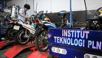 Bengkel itu juga juga melayani konversi motor bagi masyarakat umum dengan biaya Rp 15 sampai Rp 17 juta per unit.   