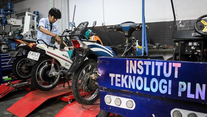 Mahasiswa mengonversi motor konvensional menjadi motor listrik di bengkel motor listrik Institut Teknologi PLN (ITPLN), Jakarta, Rabu (22/5/2024). Bengkel tersebut menjadi pusat pengembangan dan penelitian mahasiswa jurusan teknik elektro dan teknik mesin ITPLN yang juga melayani konversi motor bagi masyarakat umum dengan biaya Rp15 sampai Rp17 juta per unit. ANTARA FOTO/Sulthony Hasanuddin/YU