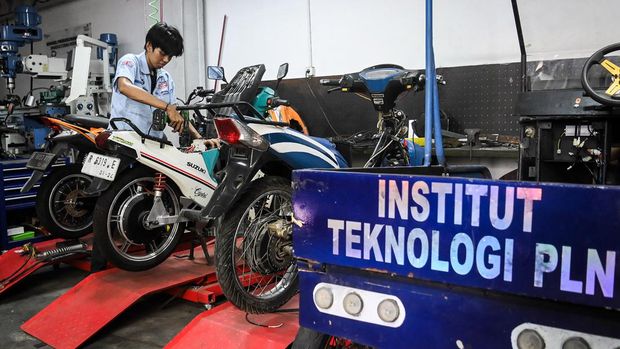 Begini Proses Konversi Sepeda Motor Listrik, Pernah Lihat? Mahasiswa mengonversi motor konvensional menjadi motor listrik di bengkel motor listrik Institut Teknologi PLN (ITPLN), Jakarta, Rabu (22/5/2024). Bengkel tersebut menjadi pusat pengembangan dan penelitian mahasiswa jurusan teknik elektro dan teknik mesin ITPLN yang juga melayani konversi motor bagi masyarakat umum dengan biaya Rp15 sampai Rp17 juta per unit. ANTARA FOTO/Sulthony Hasanuddin/YU