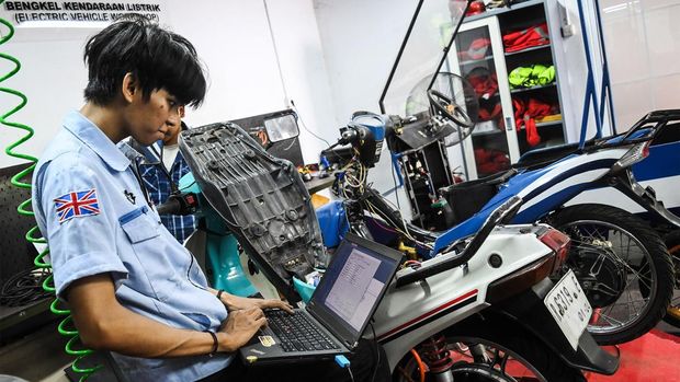 Mahasiswa mengonversi motor konvensional menjadi motor listrik di bengkel motor listrik Institut Teknologi PLN (ITPLN), Jakarta, Rabu (22/5/2024). Bengkel tersebut menjadi pusat pengembangan dan penelitian mahasiswa jurusan teknik elektro dan teknik mesin ITPLN yang juga melayani konversi motor bagi masyarakat umum dengan biaya Rp15 sampai Rp17 juta per unit. ANTARA FOTO/Sulthony Hasanuddin/YU