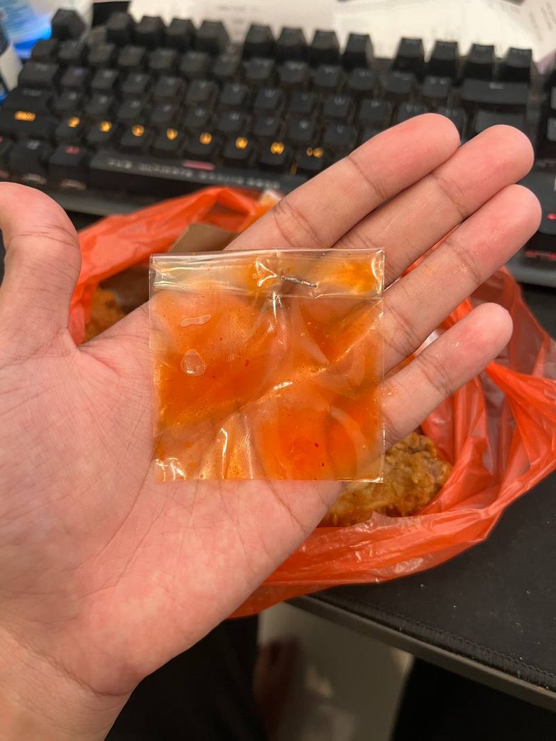 Beli Ayam Goreng Krispi, Pria Ini Dapat Saus yang Cuma Bisa Dilihat pakai Mikroskop