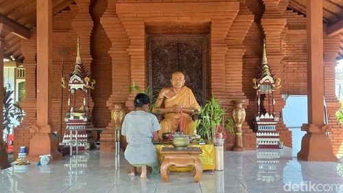 Bersih-bersih patung atau rupang dan areal vihara di Brahmavihara Arama, Buleleng, sebelum Waisak 2568 BE, Rabu (22/5/2024). (Made Wijaya Kusuma/detikBali)