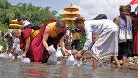 Para bhikkhu mengikuti prosesi Merti Karuna Bumi.