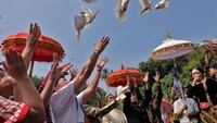 Prosesi yang diikuti oleh ratusan umat Buddha dan tokoh adat Nusantara tersebut dalam rangkaian perayaan Tri Suci Waisak 2568 BE/2024.