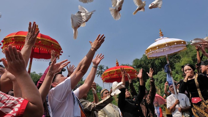 Sejumlah tokoh adat Nusantara melepaskan burung Merpati di tepi sungai Progo saat prosesi Merti Karuna Bumi di Wanurejo, Borobudur, Magelang, Jawa Tengah, Rabu (22/5/2024). Prosesi yang diikuti oleh ratusan umat Buddha dan tokoh adat Nusantara tersebut dalam rangkaian perayaan Tri Suci Waisak 2568 BE/2024 . ANTARA FOTO/Anis Efizudin/