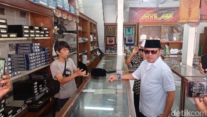 Bima Arya dan Uu Ruzhanul Ulum saat jalan-jalan di Kota Tasikmalaya.