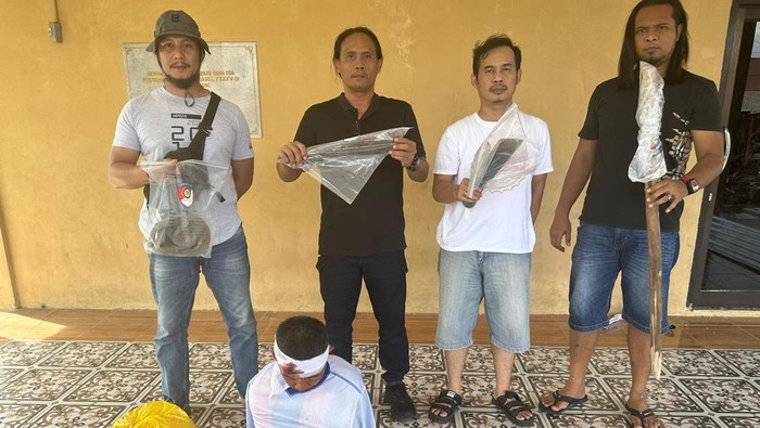 Budiman pembacok 2 lansia di Bangka Tengah saat diamankan polisi.