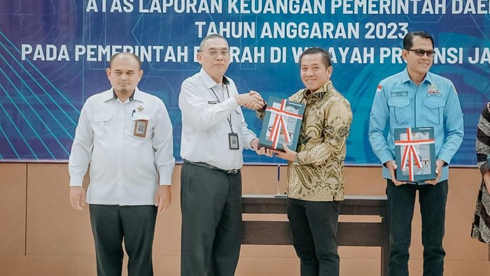 Bupati Karawang Aep Syaepuloh saat menerima penghargaan WTP di BPK RI Perwakilan Jawa Barat..