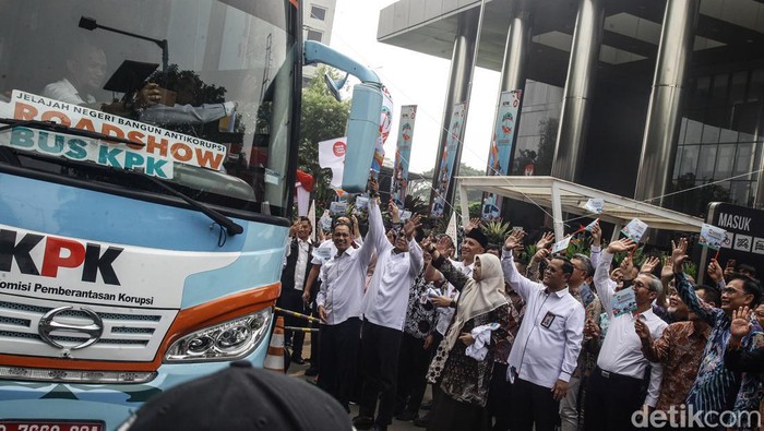 Bus Antikorupsi Mulai Roadshow Keliling Indonesia Pimpinna KPK resmi melepas Roadshow Bus KPK di Jakarta. Bus antikorupsi ini akan berkeliling Indonesia.