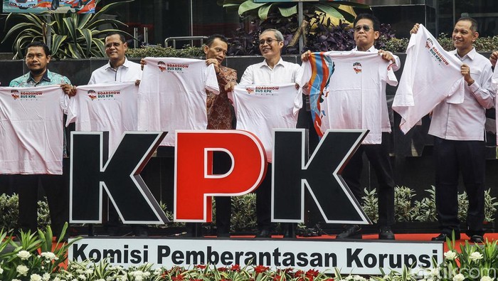 Pimpinna KPK resmi melepas Roadshow Bus KPK di Jakarta. Bus antikorupsi ini akan berkeliling Indonesia.