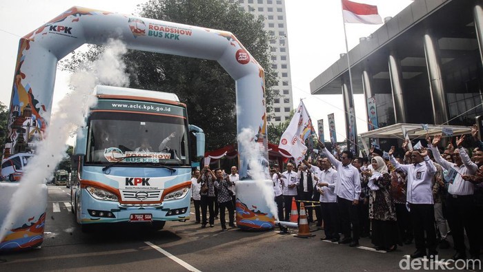 Bus Antikorupsi Mulai Roadshow Keliling Indonesia Pimpinna KPK resmi melepas Roadshow Bus KPK di Jakarta. Bus antikorupsi ini akan berkeliling Indonesia.