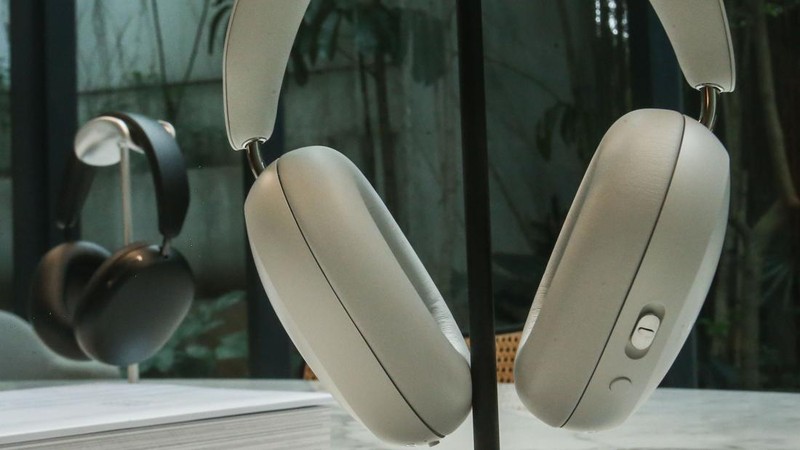 V2 Indonesia sebagai distributor resmi merek Sonos di Indonesia mengumumkan peluncuran headphone premium pertamanya, Sonos Ace di LAFLO Showroom, Jakarta Selatan, Rabu (22/5/2024).