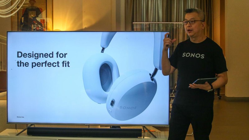 V2 Indonesia sebagai distributor resmi merek Sonos di Indonesia mengumumkan peluncuran headphone premium pertamanya, Sonos Ace di LAFLO Showroom, Jakarta Selatan, Rabu (22/5/2024).