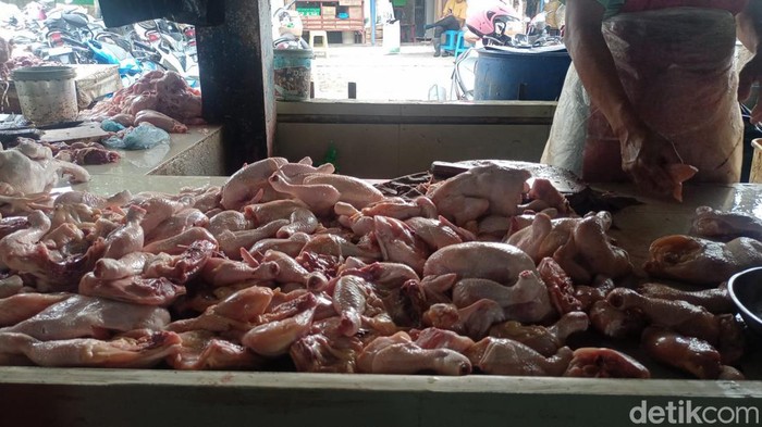 Daging ayam yang dijual di Pasar Sekip Ujung Kota Palembang