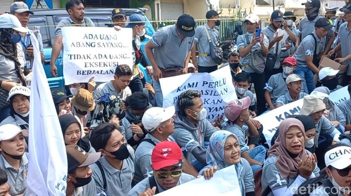 Demo karyawan PT BMI di PN Kepanjen