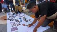 Sejumlah jurnalis yang tergabung dalam Solidaritas Jurnalis Papua Barat Daya itu melakukan aksi damai dengan meletakan id card pers dan menandatangani petisi di halaman kantor DPRD Kota Sorong, Papua Barat Daya. ANTARA FOTO/Olha Mulalinda.  