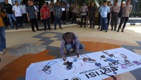 Aksi serupa juga digelar di halaman kantor DPRD Kota Sorong, Papua Barat Daya, Rabu (22/5/2024). ANTARA FOTO/Olha Mulalinda.  
