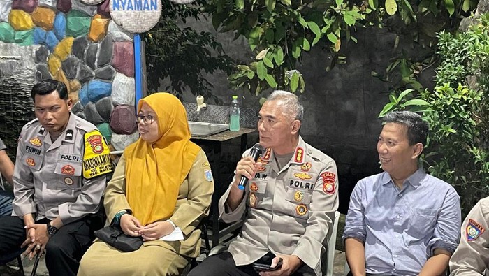 Dirbinmas Polda Metro Jaya Kombes Badya Wijaya berdialog dengan warga Palmeriam, Matraman, Jakarta Timur.