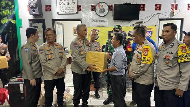 Dirbinmas Polda Metro Jaya Kombes Badya Wijaya berdialog dengan warga Palmeriam, Matraman, Jakarta Timur.