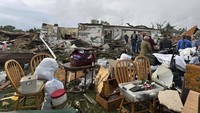 Orang-orang memeriksa kerusakan setelah tornado melanda Greenfield, Iowa. 