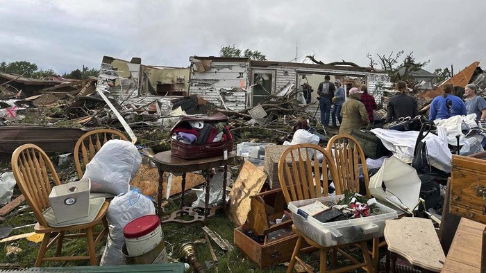 Disapu Tornado, Rumah-rumah Ini Hancur A man sorts through the remains of a home damaged by a tornado Tuesday, May 21, 2024, in Greenfield, Iowa. (AP Photo/Charlie Neibergall)
