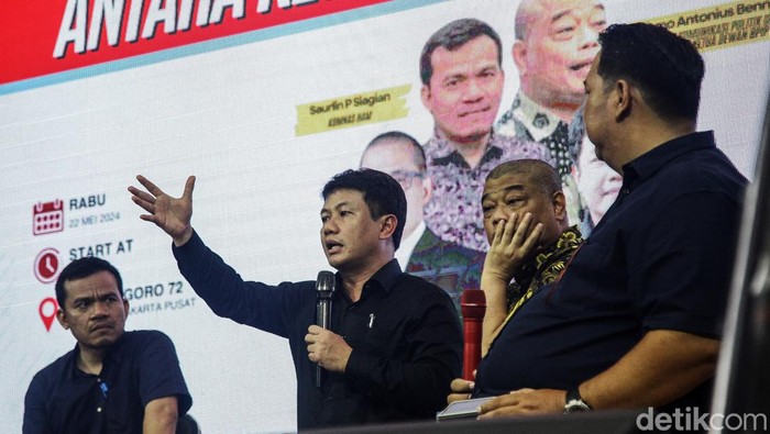 Para pembicara (kiri-kanan) Komisioner Komnas HAM, Saurlin P Siagian, sejarawan Bonnie Triyana, Stafsus Ketua Dewan BPIP Romo Benny S dan moderator Antonius Danar memberikan pendapatnya dalam diskusi 26 Tahun Gerakan Reformasi: Antara Kenyataan dan Harapan di Jl Diponegoro 72, Jakarta, Rabu (22/5/2024). Diskusi tersebut menjadi bagian dari peringatan 26 tahun reformasi yang ditandai dengan mundurnya Presiden Soeharto pada Mei 1998. Selain diskusi, peringatan tersebut diisi pula dengan karya seni instalasi, pameran fotografi, mimbar bebas dan pentas musik perjuangan. Acara berlangsung hingga 23 Mei.