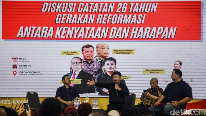 Diskusi 26 Tahun Reformasi, Antara Kenyataan dan Harapan Para pembicara (kiri-kanan) Komisioner Komnas HAM, Saurlin P Siagian, sejarawan Bonnie Triyana, Stafsus Ketua Dewan BPIP Romo Benny S dan moderator Antonius Danar memberikan pendapatnya dalam diskusi '26 Tahun Gerakan Reformasi: Antara Kenyataan dan Harapan' di Jl Diponegoro 72, Jakarta, Rabu (22/5/2024). Diskusi tersebut menjadi bagian dari peringatan 26 tahun reformasi yang ditandai dengan mundurnya Presiden Soeharto pada Mei 1998. Selain diskusi, peringatan tersebut diisi pula dengan karya seni instalasi, pameran fotografi, mimbar bebas dan pentas musik perjuangan. Acara berlangsung hingga 23 Mei.