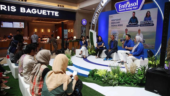 (ki-ka) dr Raissa E Djuanda, MGizi, SpGK, AIFO-K, Dokter Spesialis Gizi Klinik; Robertus Parulian Purba, Director of Adult and Specialized Nutrition KALBE Nutritionals; Surya Saputra, aktor dan Brand Ambassador Entrasol; dan Anita A. Hutagalung, Ketua Umum PERWATUSI  melakukan diskusi tentang Hidup Sehat Bebas Dari Radikal Bebas di Jakarta, Rabu (22/5/2024). Dalam diskusi itu mereka berkomitmen untuk hidup sehat, bebas dari radikal bebas dengan asupan kaya antioksidan dan menerapkan pola hidup sehat dan mengkonsumsi makanan dengan gizi seimbang