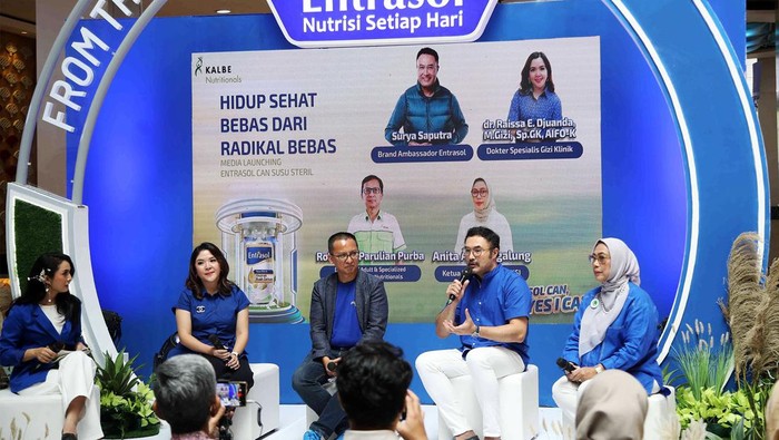 (ki-ka) dr Raissa E Djuanda, MGizi, SpGK, AIFO-K, Dokter Spesialis Gizi Klinik; Robertus Parulian Purba, Director of Adult and Specialized Nutrition KALBE Nutritionals; Surya Saputra, aktor dan Brand Ambassador Entrasol; dan Anita A. Hutagalung, Ketua Umum PERWATUSI  melakukan diskusi tentang Hidup Sehat Bebas Dari Radikal Bebas di Jakarta, Rabu (22/5/2024). Dalam diskusi itu mereka berkomitmen untuk hidup sehat, bebas dari radikal bebas dengan asupan kaya antioksidan dan menerapkan pola hidup sehat dan mengkonsumsi makanan dengan gizi seimbang