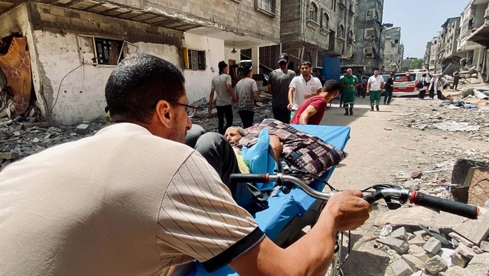 Palestinians evacuate Kamal Adwan hospital following an Israeli strike, amid the ongoing conflict between Israel and the Palestinian Islamist group Hamas, in Beit Lahia in the northern Gaza Strip, May 21, 2024. REUTERS/Osama Abu Rabee