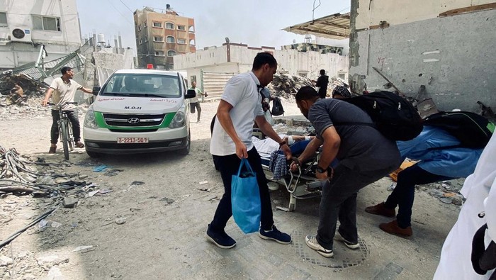 Palestinians evacuate Kamal Adwan hospital following an Israeli strike, amid the ongoing conflict between Israel and the Palestinian Islamist group Hamas, in Beit Lahia in the northern Gaza Strip, May 21, 2024. REUTERS/Osama Abu Rabee