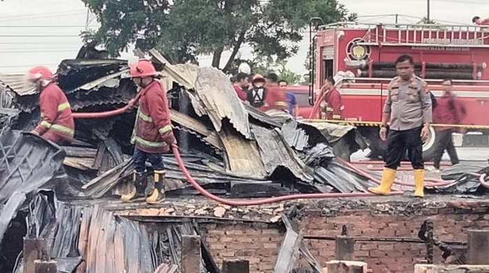Enam unit kios di Kampar, Riau hangus terbakar dan satu orang tewas akibat kejadian itu. (Foto: dok Polres Kampar).
