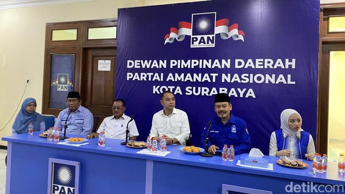 Eri Cahyadi dan Armuji saat mendaftar di kantor PAN Surabaya