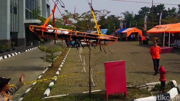 Evakuasi Korban Gempa Saat Simulasi Kebencanaan di Gedung MPP Cimahi