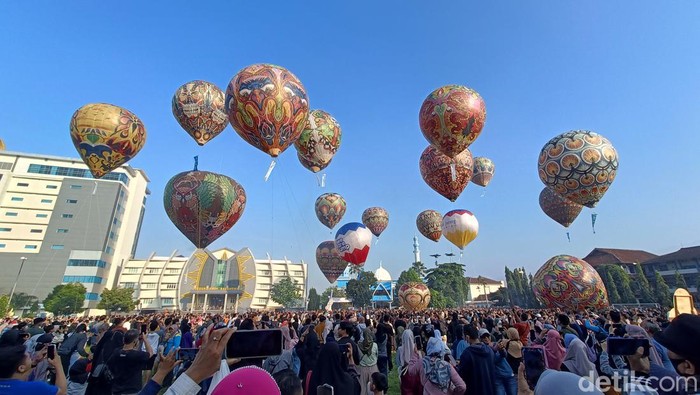 Komunitas Balon Udara dari Wonosobo menerbangkan balon udara berukuran raksasa di lapangan UMP pada tahun 2023. Foto diunggah Rabu (22/5/2024).