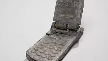 Pada tanggal 11 September 2001, Andrea Haberman memulai paginya dengan rutinitas berharga yang ia bagikan dengan tunangannya: orang pertama yang menelepon akan memenangkan kontes harian mereka. Pada hari ini, Andrea adalah pemenangnya. Dia menelepon lebih awal dari meja di kantor Carr Future di Menara Utara, mempersiapkan pertemuannya pada pukul 9:00. Sekitar 40 menit setelah percakapan mereka, sebuah pesawat yang dibajak menghantam menara tepat di atas lokasinya, sehingga mustahil untuk melarikan diri. Pada bulan-bulan berikutnya, para pekerja di lokasi pemulihan menemukan beberapa barang milik Andrea, termasuk ponsel yang dia gunakan untuk panggilan terakhirnya. Barang-barang ini sekarang menjadi bagian dari pameran di Museum Peringatan 9/11. Foto: HistoryDefined