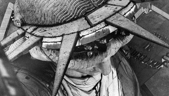 Foto ini memperlihatkan Patung Liberty dilihat dari obor. Obor tersebut ditutup untuk umum sejak tahun 1916 ketika rusak akibat ledakan yang disebabkan oleh mata-mata Jerman. Peristiwa tersebut dikenal dengan Black Tom terjadi pada 30 Juli 1916.Sekitar 45.000 kg TNT disimpan di tongkang pada malam ledakan. Pukul 02.08 terjadi ledakan pertama dan terbesar. Itu adalah salah satu ledakan non-nuklir terbesar dalam sejarah, setara dengan 5,0 dan 5,5 skala Richter. Ledakan itu terasa di Philadelphia dan hancurkan jendela di Times Square. Ledakan itu timbulkan kerugian USD 20 juta dan renggut empat nyawa. Peristiwa ini membuat opini publik menentang Jerman dan akhirnya membuat AS ikut dalam Perang Dunia I.