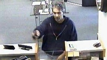 Pada tanggal 19 April 1995, dalam sebuah insiden yang tidak biasa, McArthur Wheeler mencoba melakukan perampokan bank sambil mengenakan penyamaran yang tidak biasa: wajahnya diolesi jus lemon. Wheeler percaya bahwa jus lemon, yang sering digunakan sebagai tinta tak kasat mata, akan membuatnya tidak terlihat oleh kamera CCTV. Dia dengan percaya diri tersenyum pada setiap kamera yang dia lewati selama perampokan. Namun, rencana Wheeler gagal, dan polisi menangkapnya malam itu. Keheranannya terlihat jelas saat polisi menunjukkan rekaman CCTV kepadanya. Bingung dan tidak percaya, dia berkata kepada petugas, “tetapi saya memakai jus tersebut.” Foto: HistoryDefined